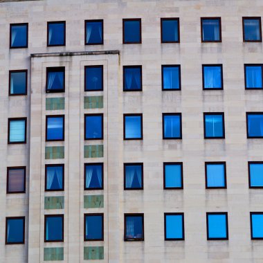 Londra şehri ev ve ofis gökdelen boğa içinde pencere eşiği