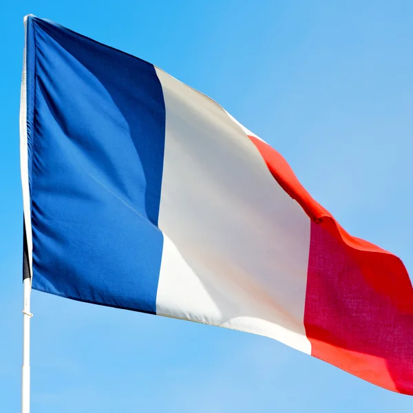 Γαλλική κυματίζει σημαία στο μπλε ουρανός Γαλλία χρώμα και κύμα — Φωτογραφία Αρχείου
