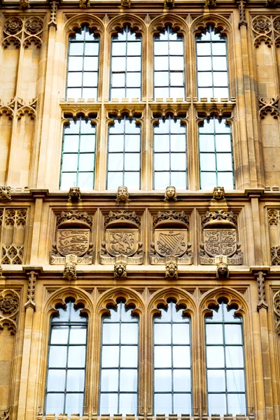 Velho na estrutura da janela do parlamento e reflexo — Fotografia de Stock