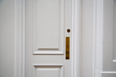 Londra antika kahverengi kapı paslı pirinç çivi ve ışık