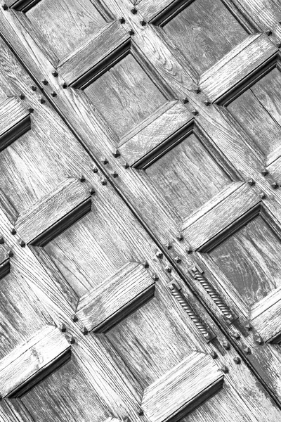 Textura abstrata de uma antiga porta velha de madeira marrom em itália eur — Fotografia de Stock