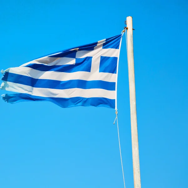 Acenando bandeira grécia no céu azul e mastro de bandeira — Fotografia de Stock