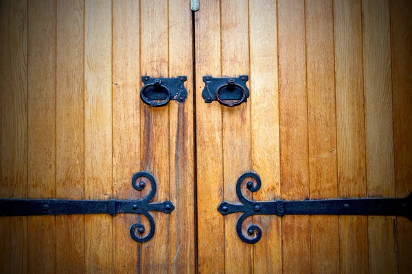 런던 골동품 갈색 문 녹슨 황동 손톱에 빛 처리 — 스톡 사진