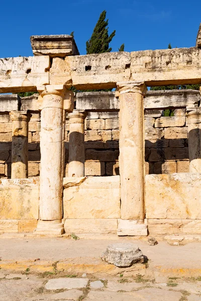 E a história do templo romano construção antiga em — Fotografia de Stock