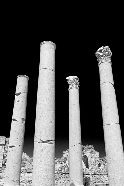 古いお寺やエフェソスの劇場内の列としてアンタルヤ トルコ — ストック写真