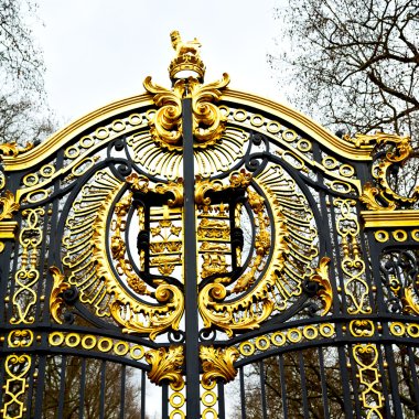 Londra İngiltere'de eski metal geçit Kraliyet Sarayı