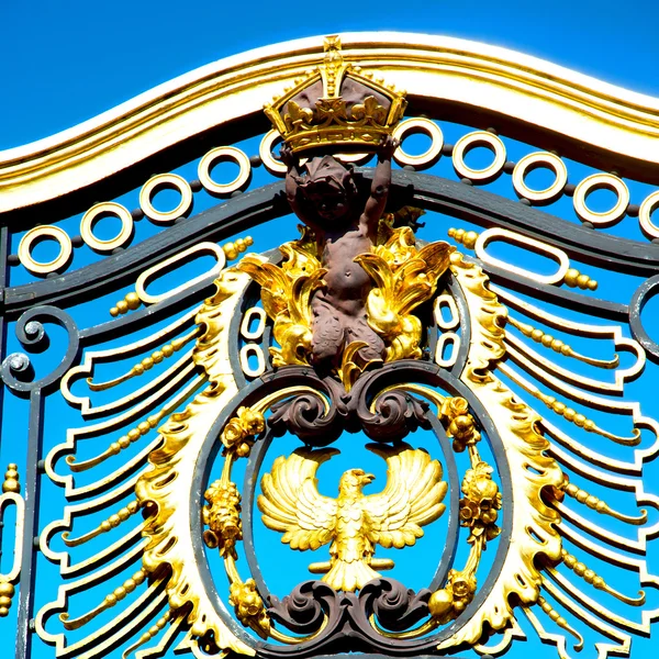 En Londres Inglaterra la antigua puerta de metal palacio real — Foto de Stock