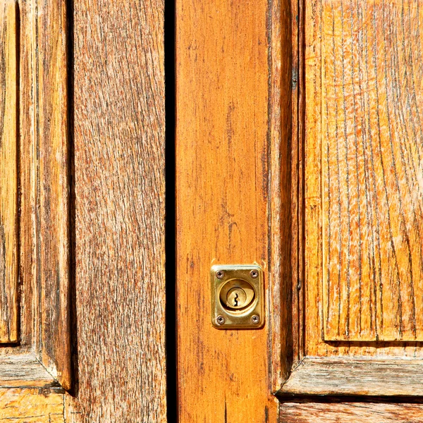 Porta tradizionale in legno antico e tradizionale t — Foto Stock