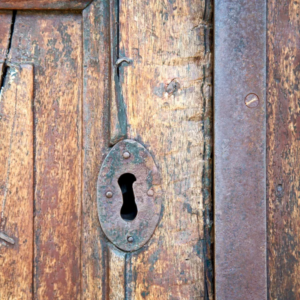 Traditional   door    in italy   ancian wood and traditional  t — Stock Photo, Image