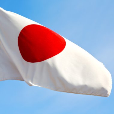 Mavi gökyüzü bcolour ve dalga bayrağı sallayarak japanb
