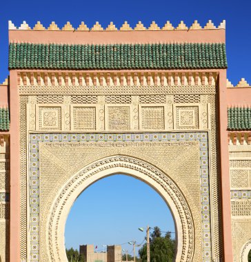 Fas kemer içinde Afrika eski yapılar sokak mavi gökyüzü