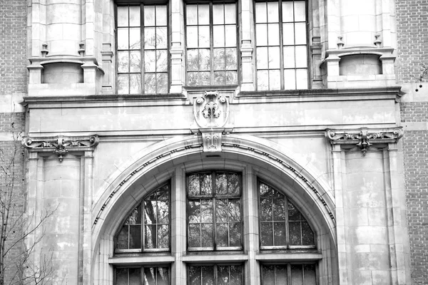 Construção antiga em londres englan europa parede de tijolo e janela — Fotografia de Stock