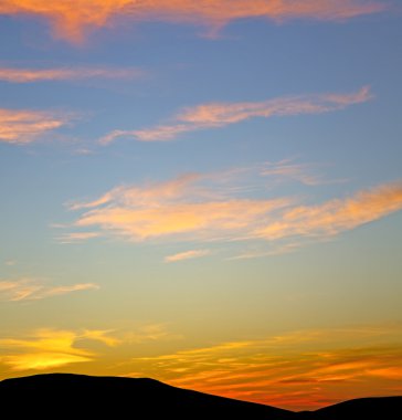 Beyaz renkli gökyüzünde güneşin yumuşak bulutlar ve soyut backg