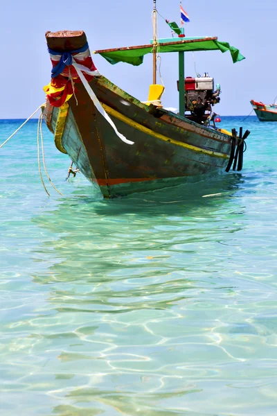 Barco prow ásia o kho tao baía ilha branca praia rochas — Fotografia de Stock