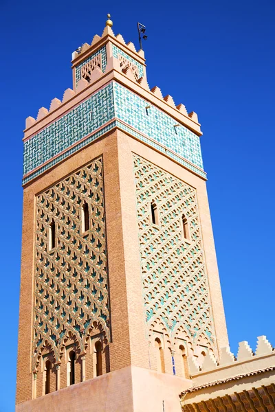 В Марокко минарет и голубое небо. — стоковое фото