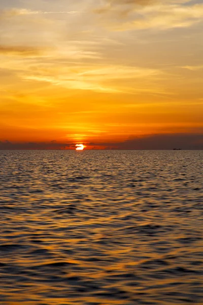 Barco do nascer do sol e do mar na costa da baía de Tailândia — Fotografia de Stock