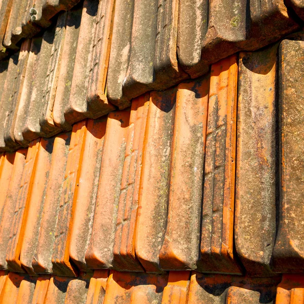 Eski İtalya'da çatı hattı ve çapraz mimari dokusuna — Stok fotoğraf