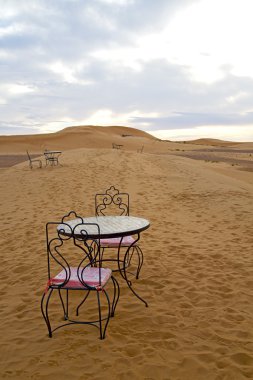 masa ve koltuk Fas Afrika sarı kum çöl