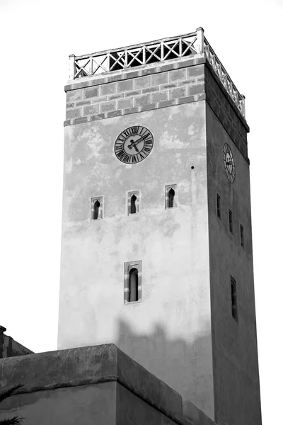 Antigua torre de ladrillo en el pueblo de Marruecos y el cielo — Foto de Stock