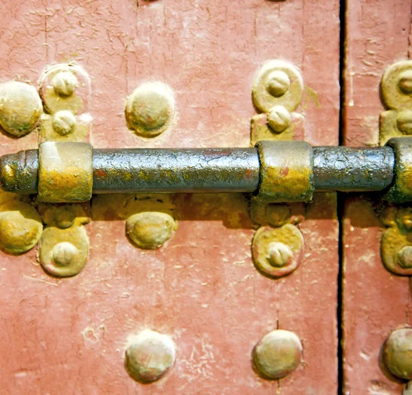 Brown  morocco in africa the old wood  facade home and rusty saf — Stock Photo, Image