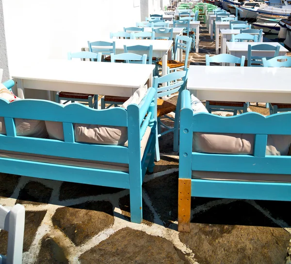 Tablo santorini Avrupa'nın Yunanistan eski Restoran sandalye ve su — Stok fotoğraf