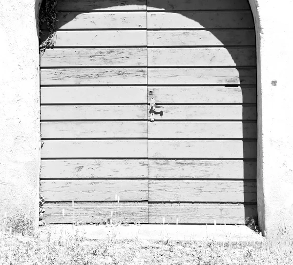 Puerta vieja en italia madera antigua antigua y textura tradicional — Foto de Stock