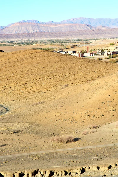 Коричневе будівництво в долині — стокове фото