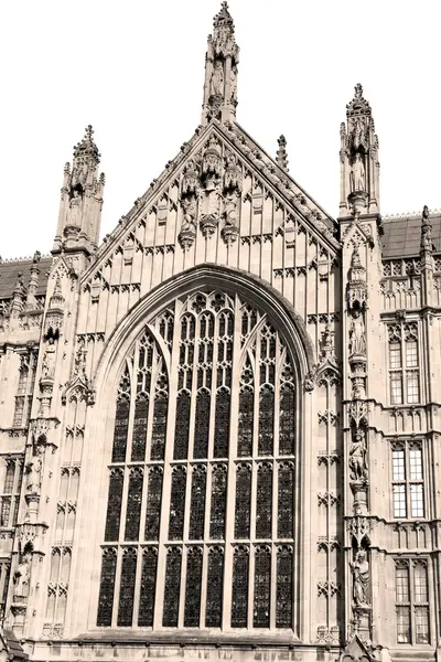 En Londres viejo parlamento histórico ventana estructura de cristal — Foto de Stock