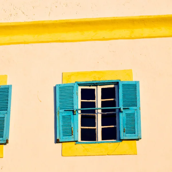 Finestra blu in Marocco vecchia costruzione e parete marrone c — Foto Stock