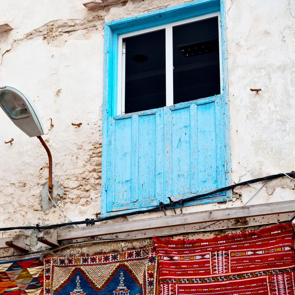 Ventana azul en Marruecos África antigua construcción y pared marrón re — Foto de Stock