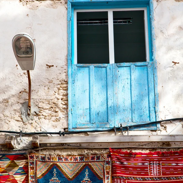 Синє вікно в марокко африканіці стара конструкція і коричнева стіна — стокове фото