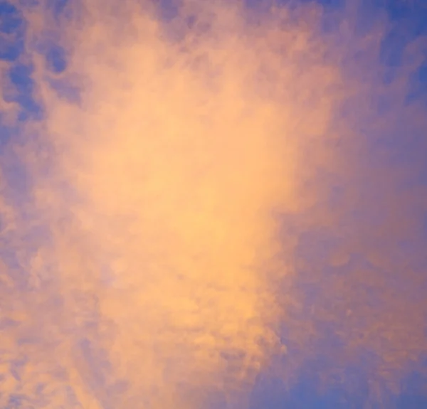 Sunrise in the colored sky white soft clouds and abstract backgr — Stock Photo, Image