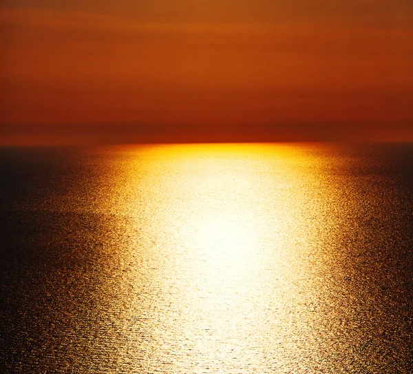 Dans le coucher de soleil grec santorin et le ciel Méditerranée mer rouge — Photo