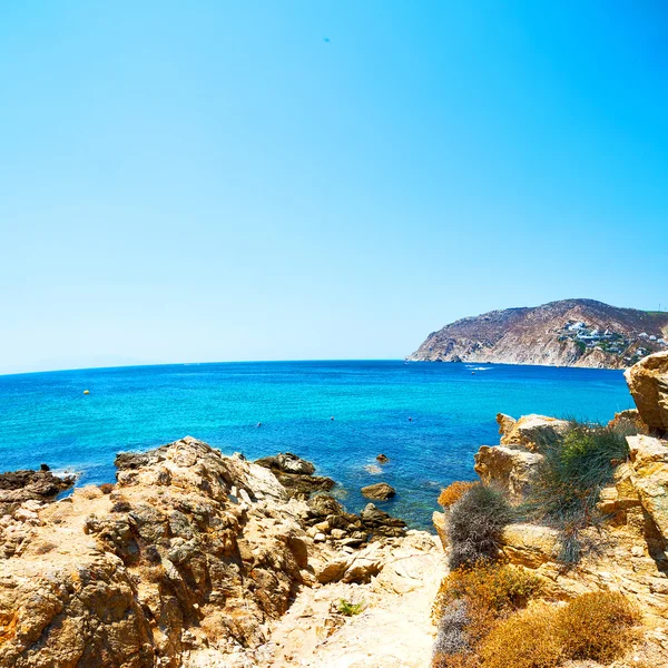 ギリシャ ミコノス島岩海とビーチの青い空 — ストック写真