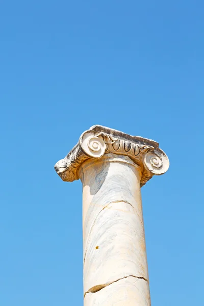 Kolumna w starej świątyni i teatr — Zdjęcie stockowe