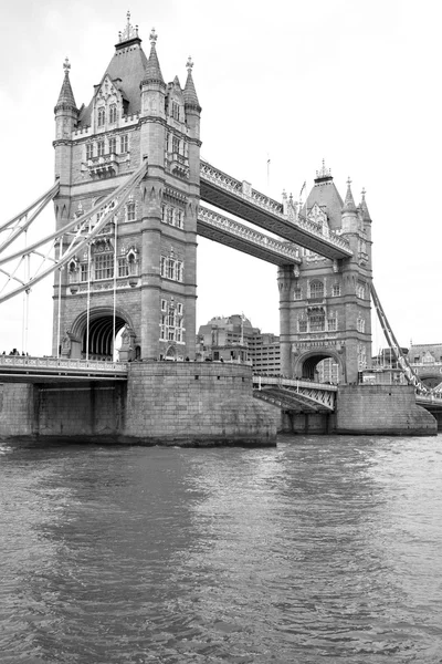 Tour de Londres en Angleterre vieux pont et le ciel nuageux — Photo