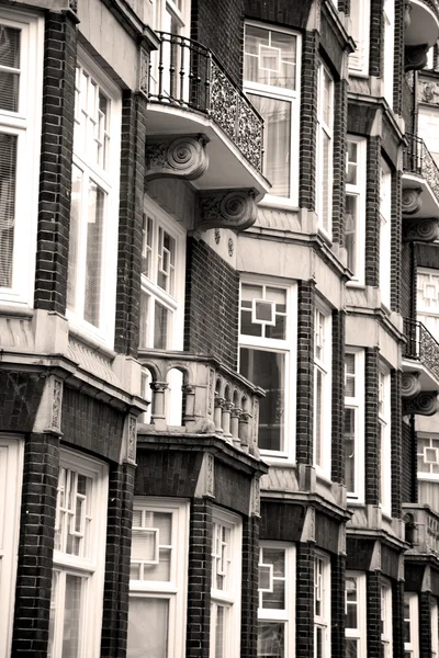 En Europa Londres vieja pared de ladrillo rojo y ventana histórica — Foto de Stock