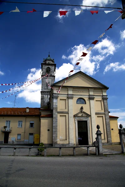 Bir solbiate içinde arno eski kilise tuğla kule kaldırım İtalya — Stok fotoğraf