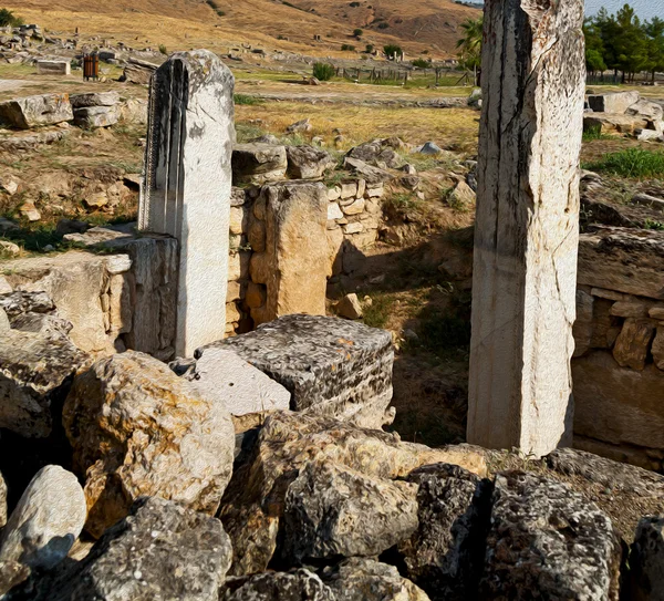 Y la historia del templo romano pamukkale antigua construcción en como — Foto de Stock