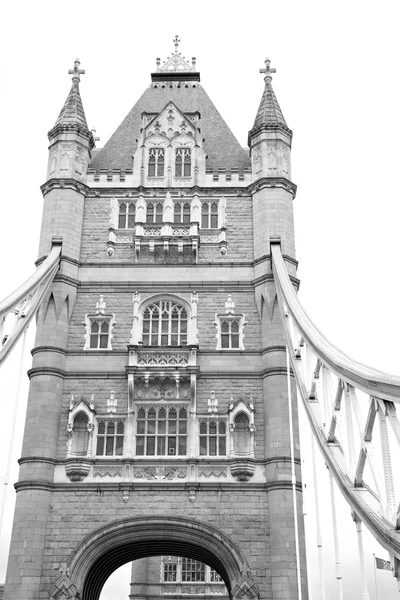 London tower i england gamla bron och den molnig himmel — Stockfoto