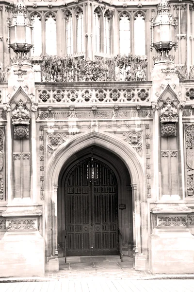 Londra eski kilise kapısına ve mermer antik duvar Meclis'te — Stok fotoğraf