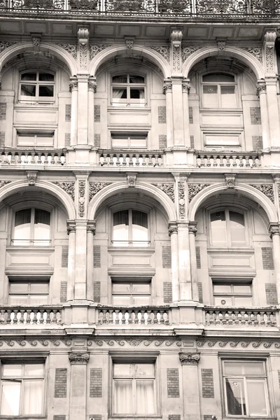 Avrupa penceresinde Londra eski kırmızı tuğla duvar ve tarihi — Stok fotoğraf