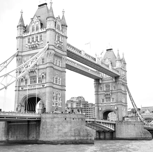 London tower i england gamla bron och den molnig himmel — Stockfoto