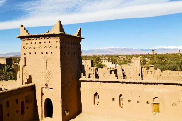 Torre marrón viejo en cerca del cielo — Foto de Stock