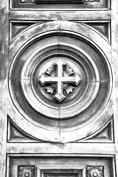 Крест традиционных дверей в Италии античного дерева и торговли — стоковое фото