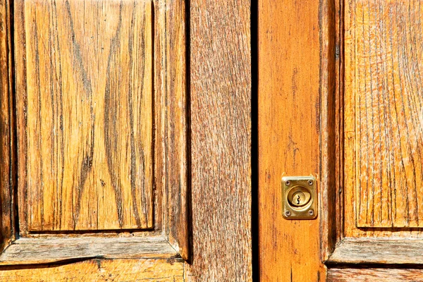 Traditional   door    in italy   ancian  and traditional — Stock Photo, Image