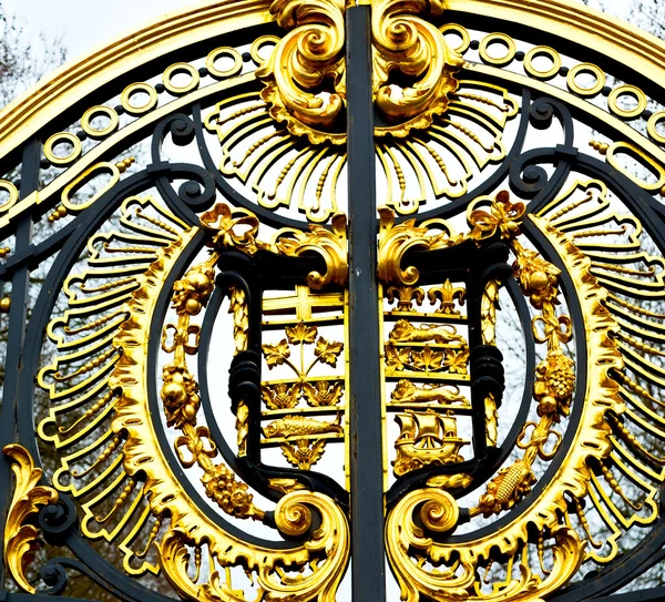 In london england the old metal gate  royal palace — Stock Photo, Image