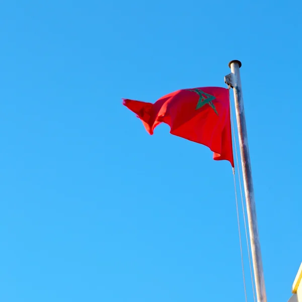Tunisia acenando bandeira no céu azul cor e ameias wa — Fotografia de Stock
