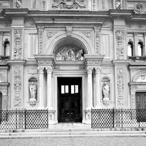 Exterior arquitectura antigua en italia europe milan religion — Foto de Stock