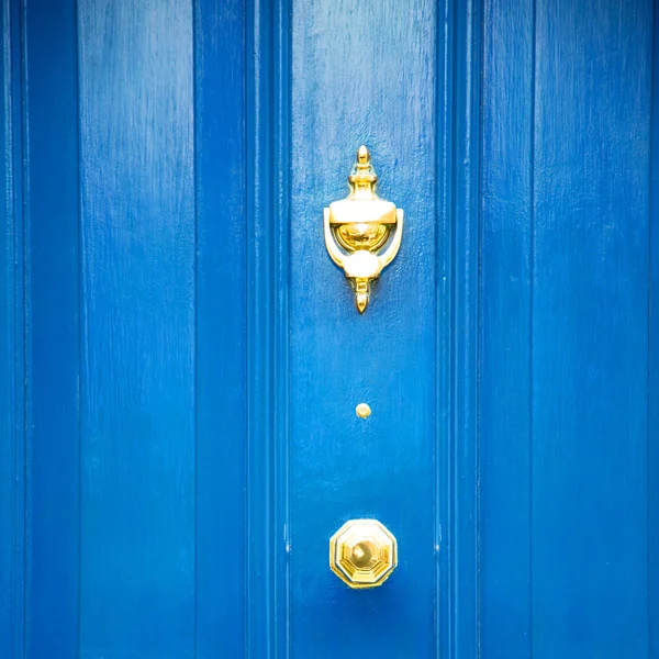 Poignée bleue à Londres antique porte brune ongle en laiton rouillé et — Photo